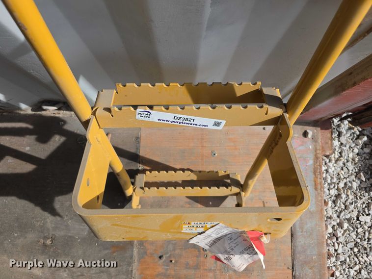 image for item DZ3521 2024 Caterpillar wheel loader step