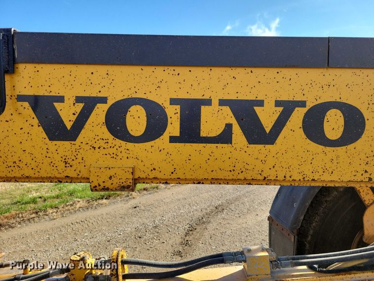 image for item EA2701 2003 Volvo G746B motor grader