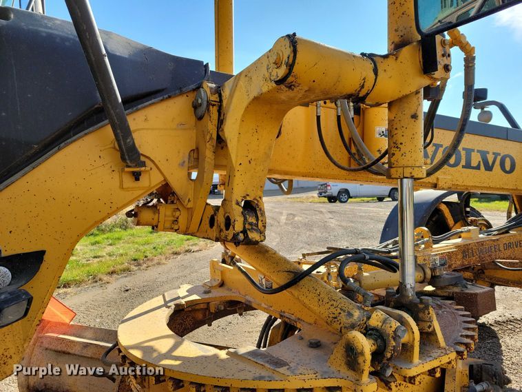 image for item EA2701 2003 Volvo G746B motor grader