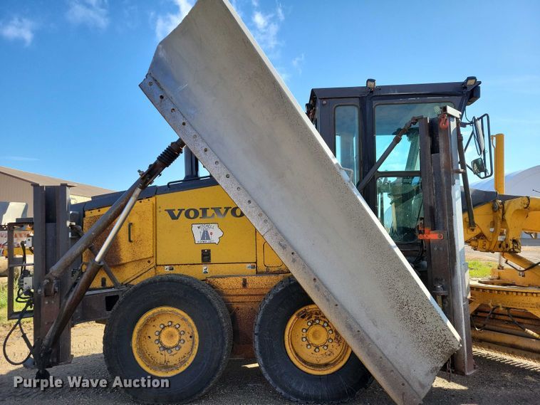 image for item EA2701 2003 Volvo G746B motor grader