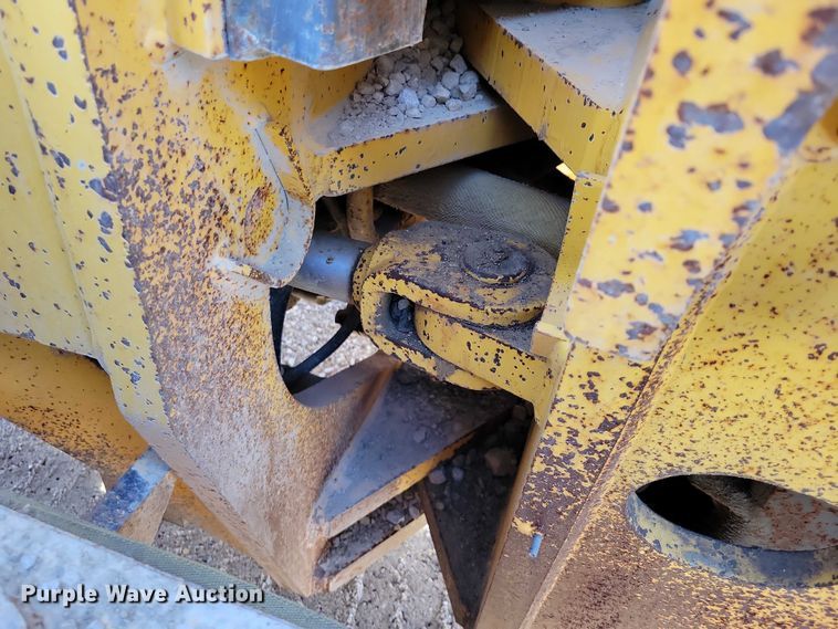 image for item EA2701 2003 Volvo G746B motor grader