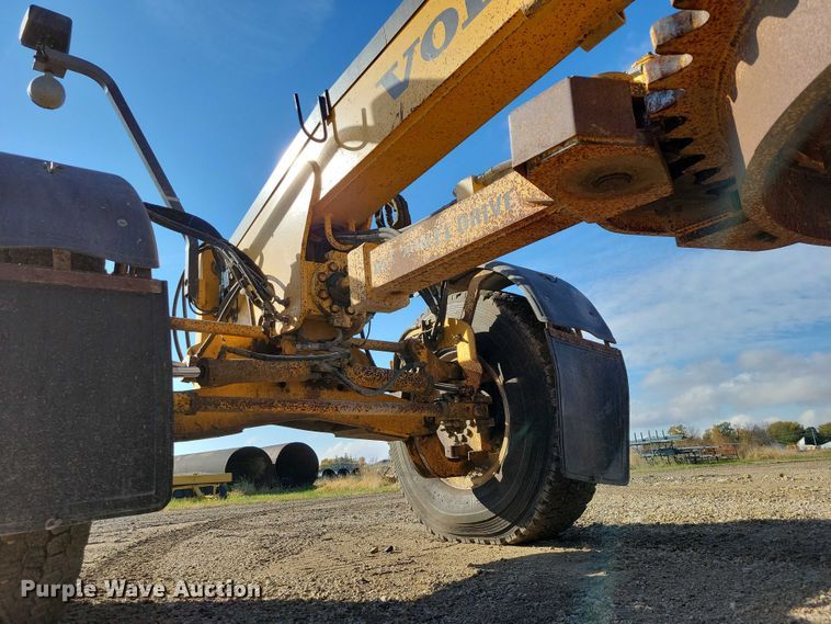 image for item EA2701 2003 Volvo G746B motor grader