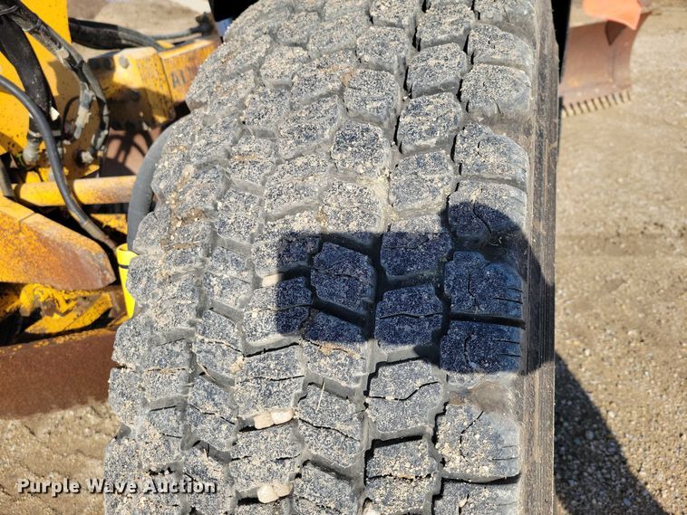 image for item EA2701 2003 Volvo G746B motor grader