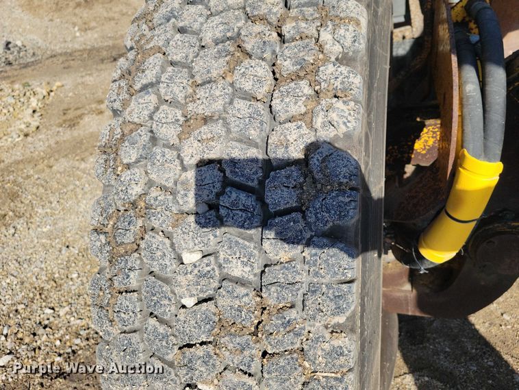 image for item EA2701 2003 Volvo G746B motor grader