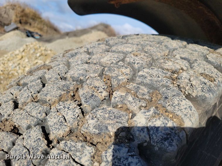 image for item EA2701 2003 Volvo G746B motor grader