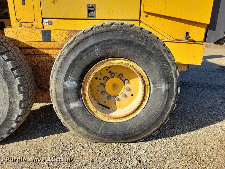 image for item EA2701 2003 Volvo G746B motor grader