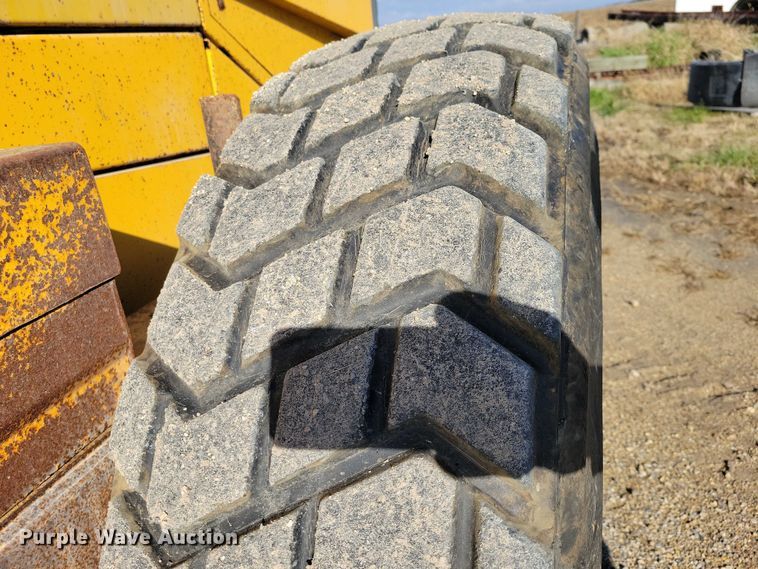 image for item EA2701 2003 Volvo G746B motor grader