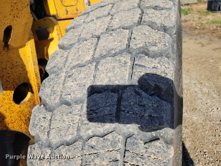 image for item EA2701 2003 Volvo G746B motor grader