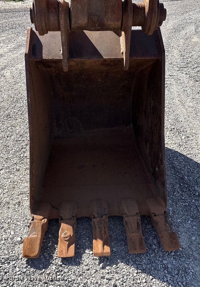 image for item EA7776 1999 Hitachi EX200LC-5 excavator