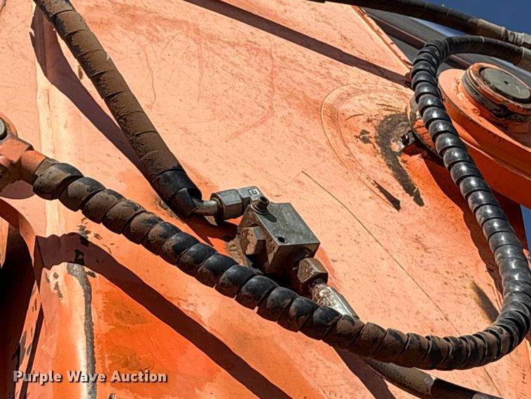 image for item EA7776 1999 Hitachi EX200LC-5 excavator