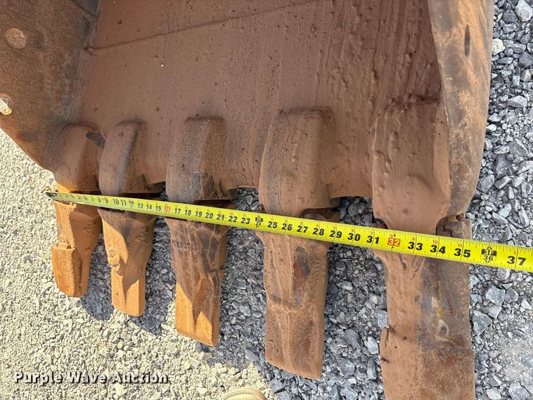 image for item EA7776 1999 Hitachi EX200LC-5 excavator