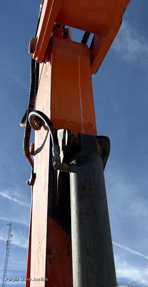 image for item EA7776 1999 Hitachi EX200LC-5 excavator