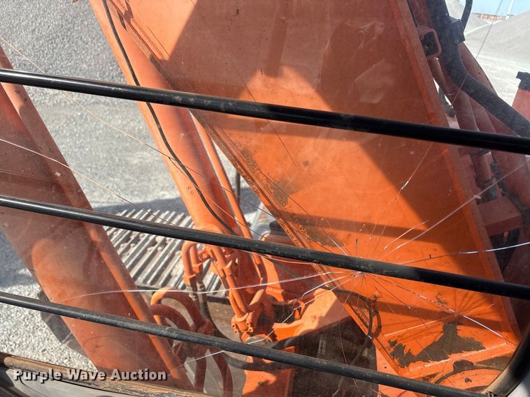 image for item EA7776 1999 Hitachi EX200LC-5 excavator