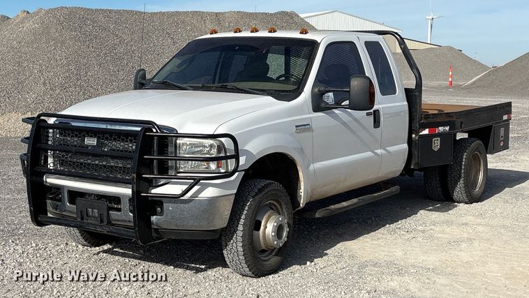 image for item EA7777 2006 Ford F350 Super Duty Ext. Cab flatbed pickup truck