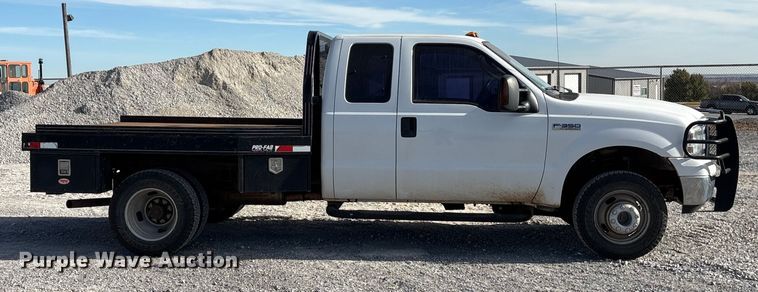 image for item EA7777 2006 Ford F350 Super Duty Ext. Cab flatbed pickup truck