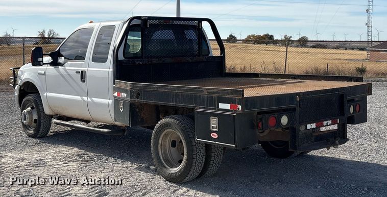 image for item EA7777 2006 Ford F350 Super Duty Ext. Cab flatbed pickup truck