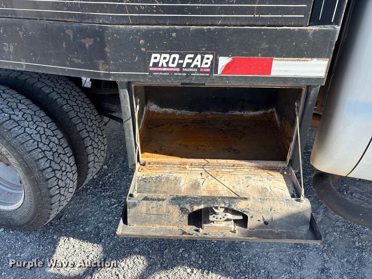 image for item EA7777 2006 Ford F350 Super Duty Ext. Cab flatbed pickup truck