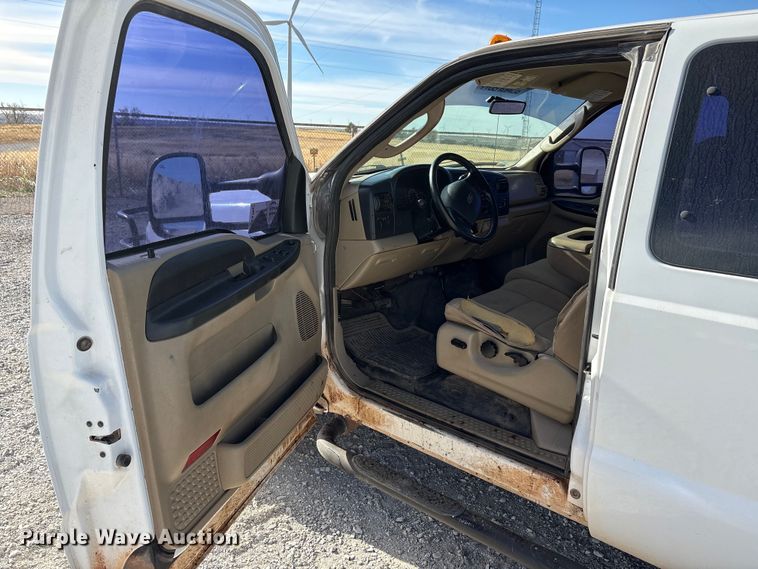 image for item EA7777 2006 Ford F350 Super Duty Ext. Cab flatbed pickup truck