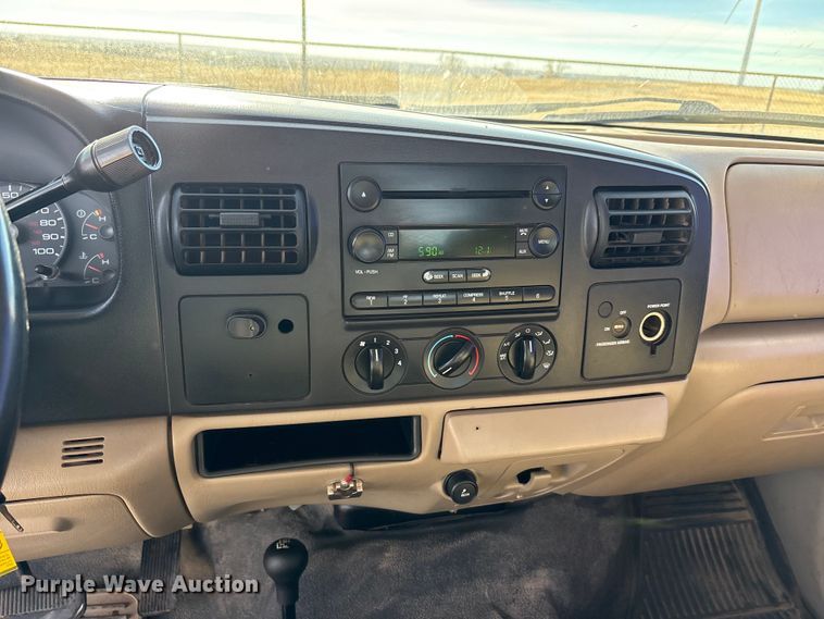 image for item EA7777 2006 Ford F350 Super Duty Ext. Cab flatbed pickup truck