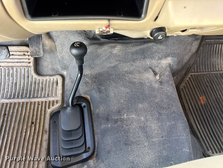 image for item EA7777 2006 Ford F350 Super Duty Ext. Cab flatbed pickup truck