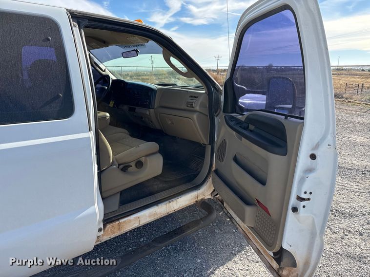 image for item EA7777 2006 Ford F350 Super Duty Ext. Cab flatbed pickup truck