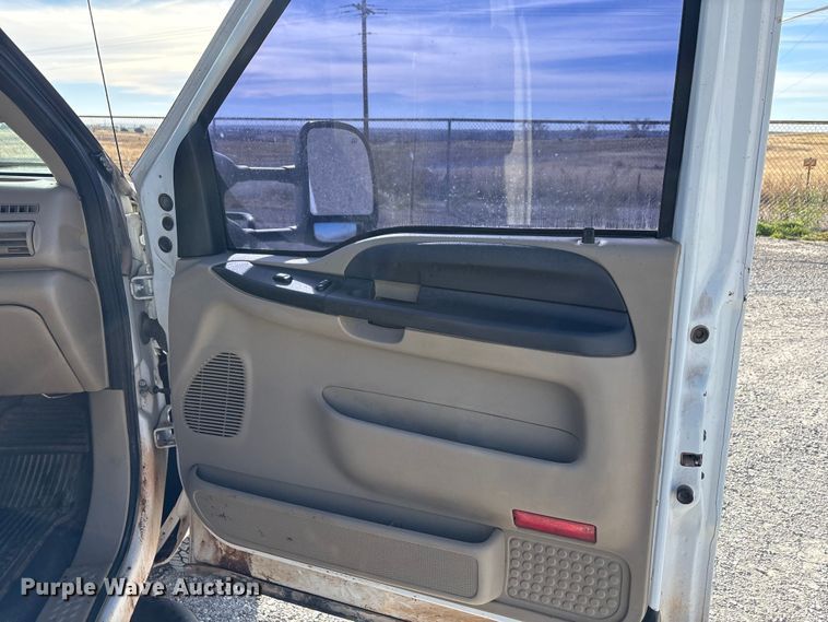 image for item EA7777 2006 Ford F350 Super Duty Ext. Cab flatbed pickup truck