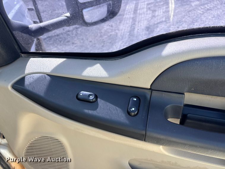 image for item EA7777 2006 Ford F350 Super Duty Ext. Cab flatbed pickup truck