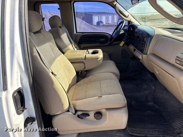 image for item EA7777 2006 Ford F350 Super Duty Ext. Cab flatbed pickup truck