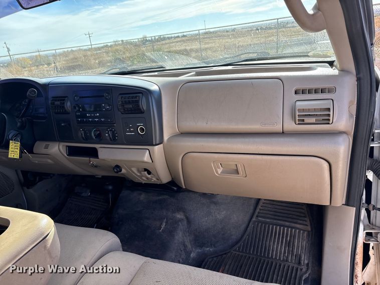 image for item EA7777 2006 Ford F350 Super Duty Ext. Cab flatbed pickup truck