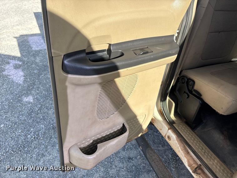 image for item EA7777 2006 Ford F350 Super Duty Ext. Cab flatbed pickup truck