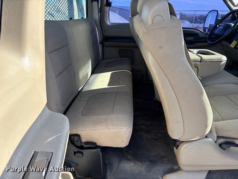 image for item EA7777 2006 Ford F350 Super Duty Ext. Cab flatbed pickup truck