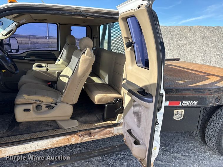 image for item EA7777 2006 Ford F350 Super Duty Ext. Cab flatbed pickup truck