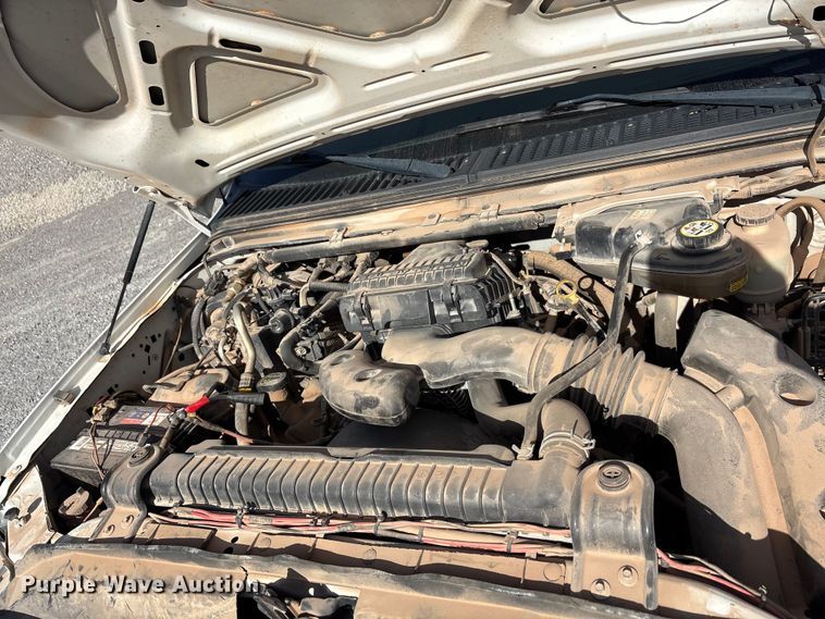 image for item EA7777 2006 Ford F350 Super Duty Ext. Cab flatbed pickup truck