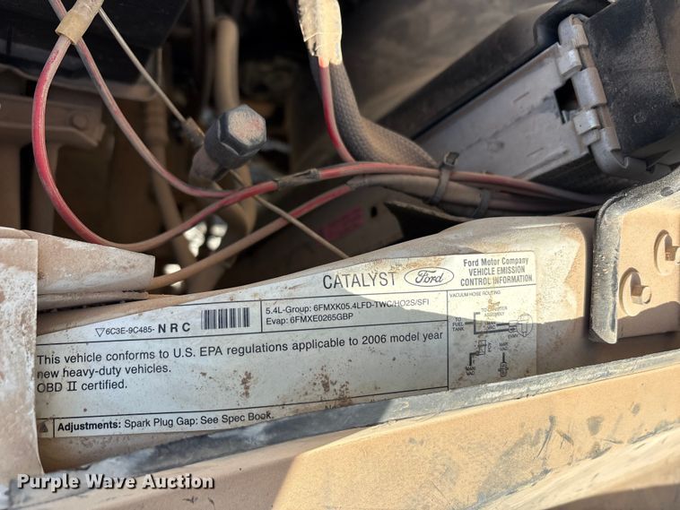 image for item EA7777 2006 Ford F350 Super Duty Ext. Cab flatbed pickup truck