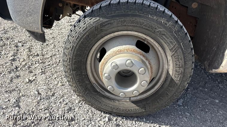 image for item EA7777 2006 Ford F350 Super Duty Ext. Cab flatbed pickup truck