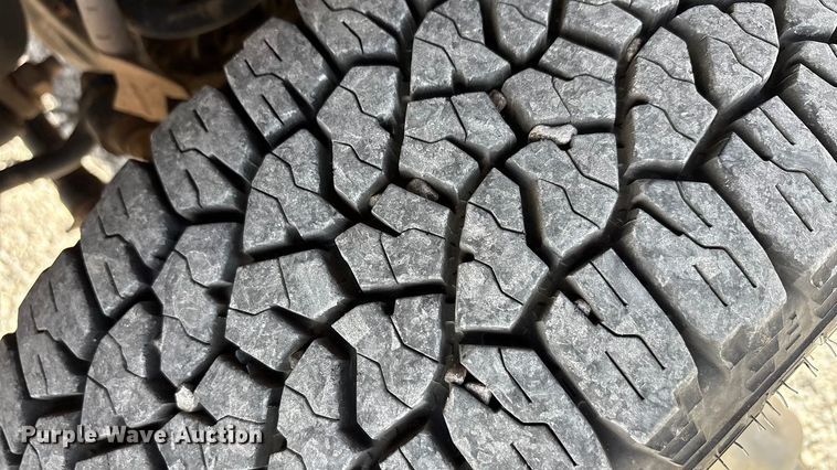 image for item EA7777 2006 Ford F350 Super Duty Ext. Cab flatbed pickup truck