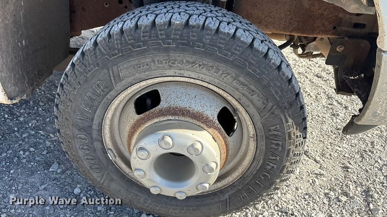 image for item EA7777 2006 Ford F350 Super Duty Ext. Cab flatbed pickup truck