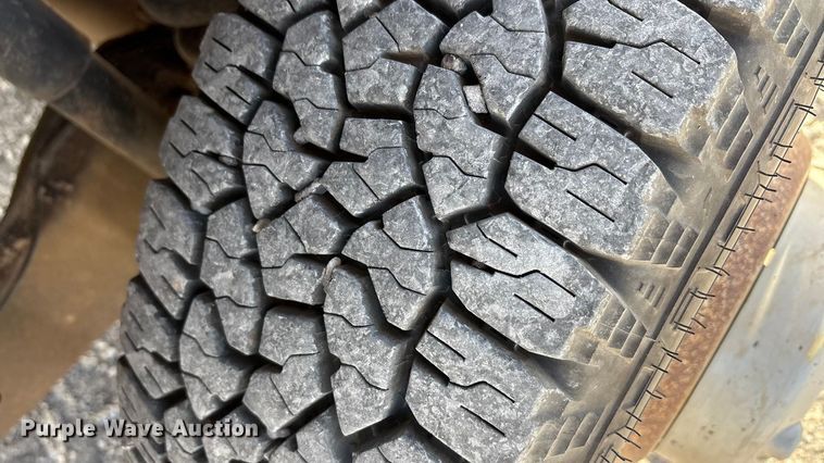 image for item EA7777 2006 Ford F350 Super Duty Ext. Cab flatbed pickup truck