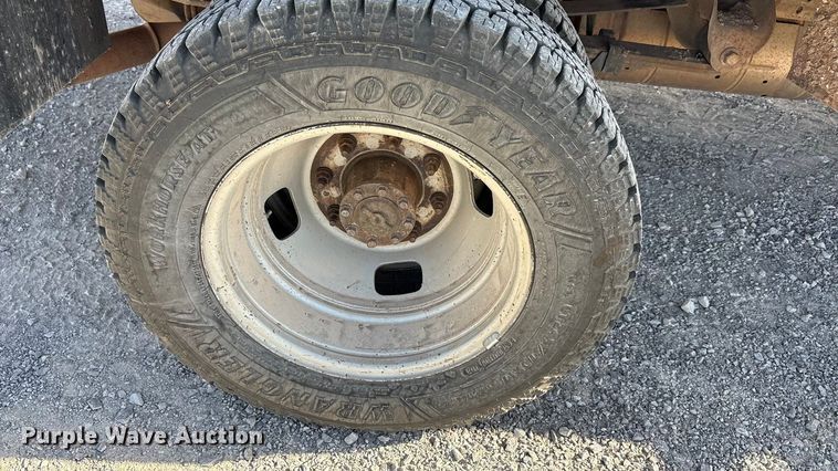 image for item EA7777 2006 Ford F350 Super Duty Ext. Cab flatbed pickup truck