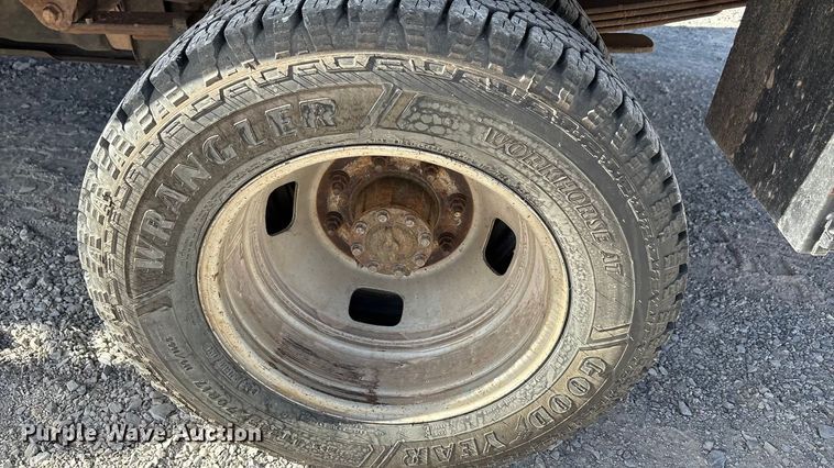 image for item EA7777 2006 Ford F350 Super Duty Ext. Cab flatbed pickup truck