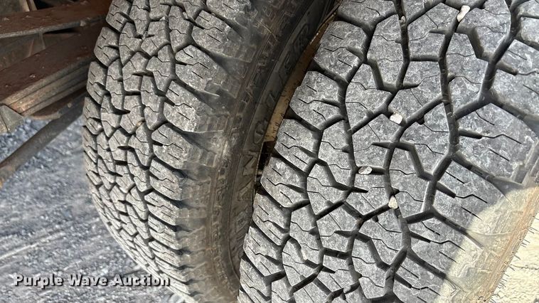 image for item EA7777 2006 Ford F350 Super Duty Ext. Cab flatbed pickup truck