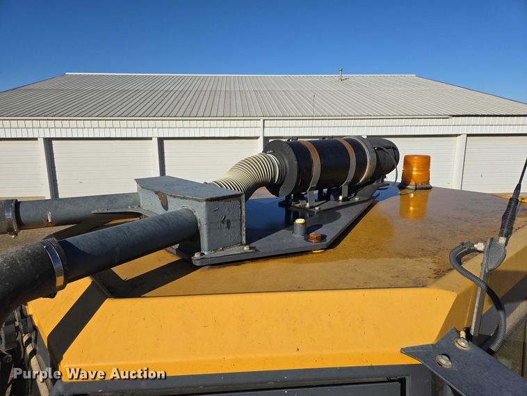 image for item EB1124 2014 John Deere 950J dozer