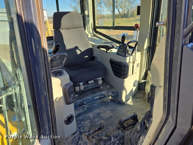 image for item EB1124 2014 John Deere 950J dozer