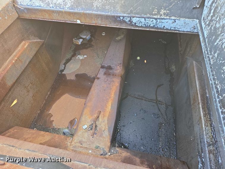 image for item EB1125 2012 Peterbilt 320 refuse truck