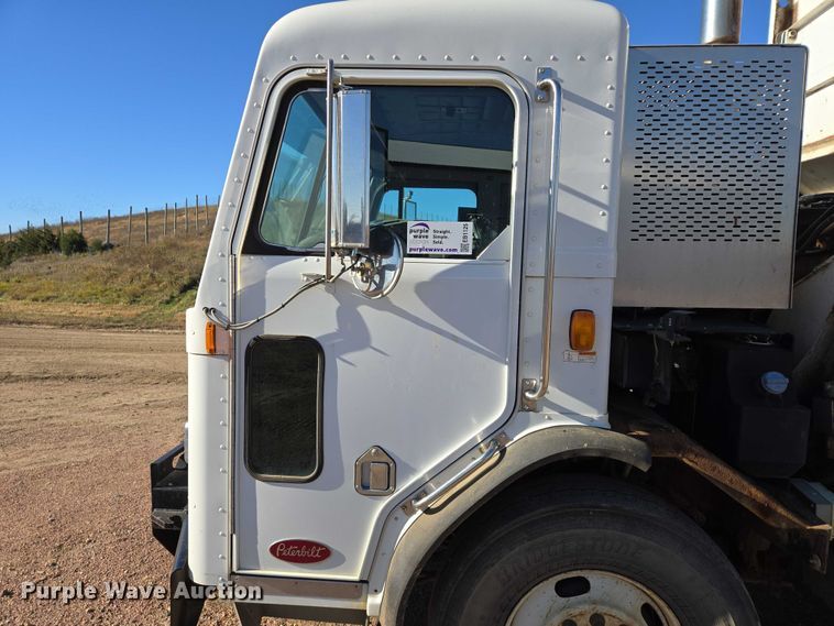 image for item EB1125 2012 Peterbilt 320 refuse truck