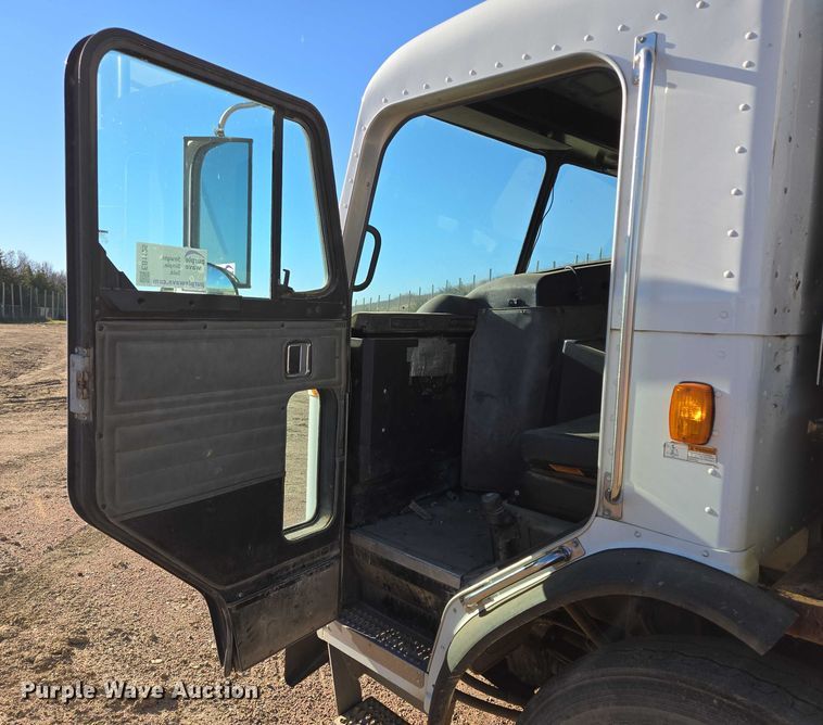 image for item EB1125 2012 Peterbilt 320 refuse truck