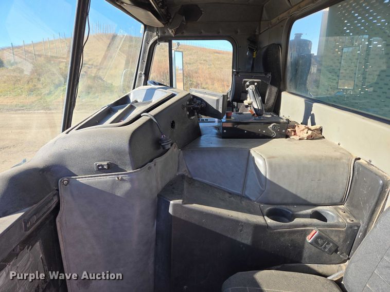 image for item EB1125 2012 Peterbilt 320 refuse truck