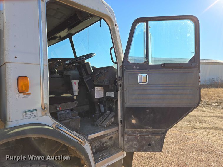 image for item EB1125 2012 Peterbilt 320 refuse truck