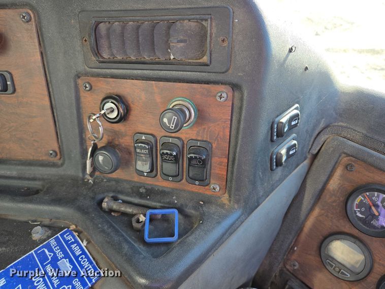 image for item EB1125 2012 Peterbilt 320 refuse truck