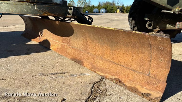 image for item ED2328 1990 John Deere 570B motor grader